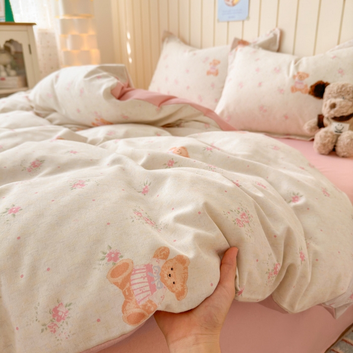 91家纺网 家纺一手货源 找家纺 曼之夏 2025新款原棉加厚磨毛印花四件套 甜心小熊