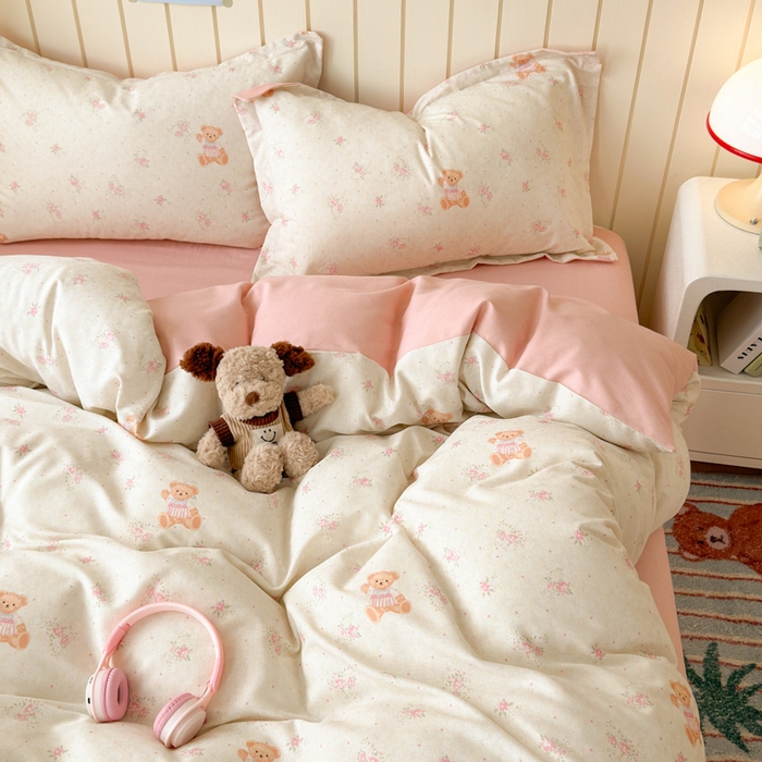 91家纺网 家纺一手货源 找家纺 曼之夏 2025新款原棉加厚磨毛印花四件套 甜心小熊