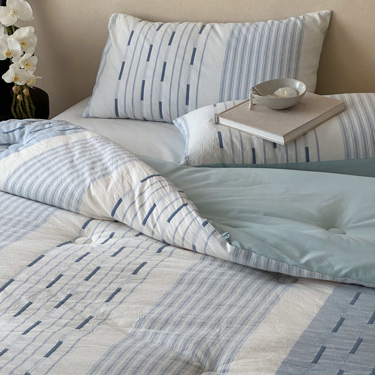 91家纺网 家纺一手货源 找家纺 一加一 2025新款全棉色织简约风艾阳绒抗菌被芯 浅兰韵律