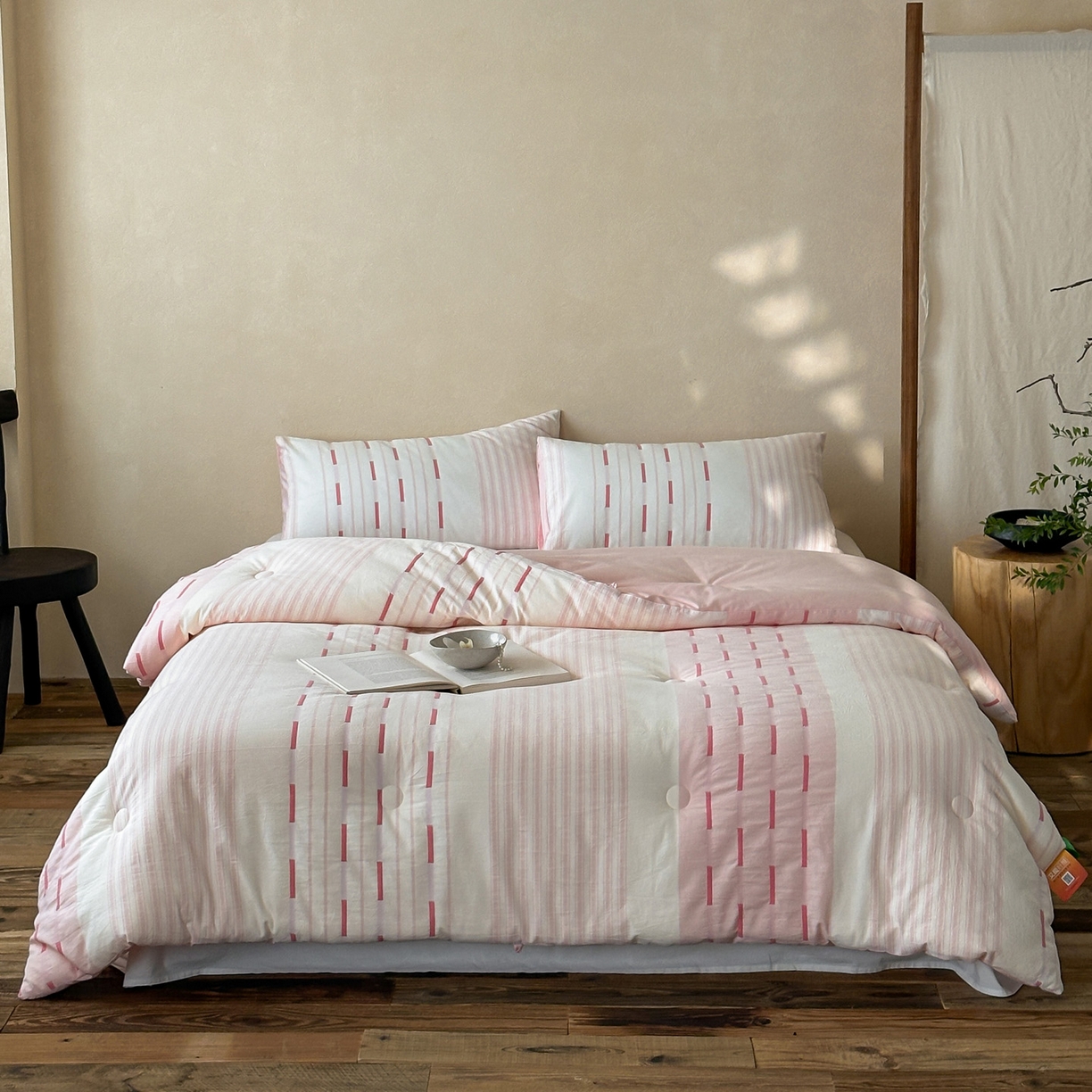 91家纺网 家纺一手货源 找家纺 一加一 2025新款全棉色织简约风艾阳绒抗菌被芯 桃之夭天