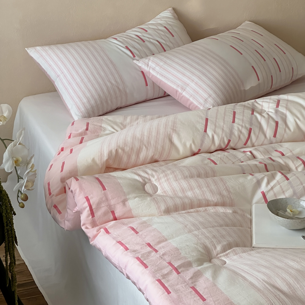 91家纺网 家纺一手货源 找家纺 一加一 2025新款全棉色织简约风艾阳绒抗菌被芯 桃之夭天