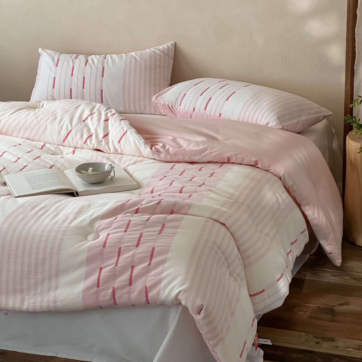 91家纺网 家纺一手货源 找家纺 一加一 2025新款全棉色织简约风艾阳绒抗菌被芯 桃之夭天