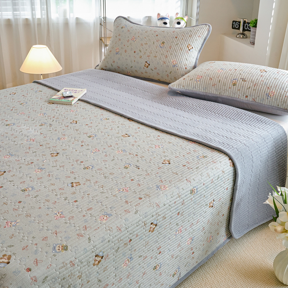 91家纺网 家纺一手货源 找家纺 X猫先生 2025新品棉加绒床盖一面全棉一面牛奶绒床盖炕盖加厚床单床垫四季款 蘑菇小镇（A棉B绒）