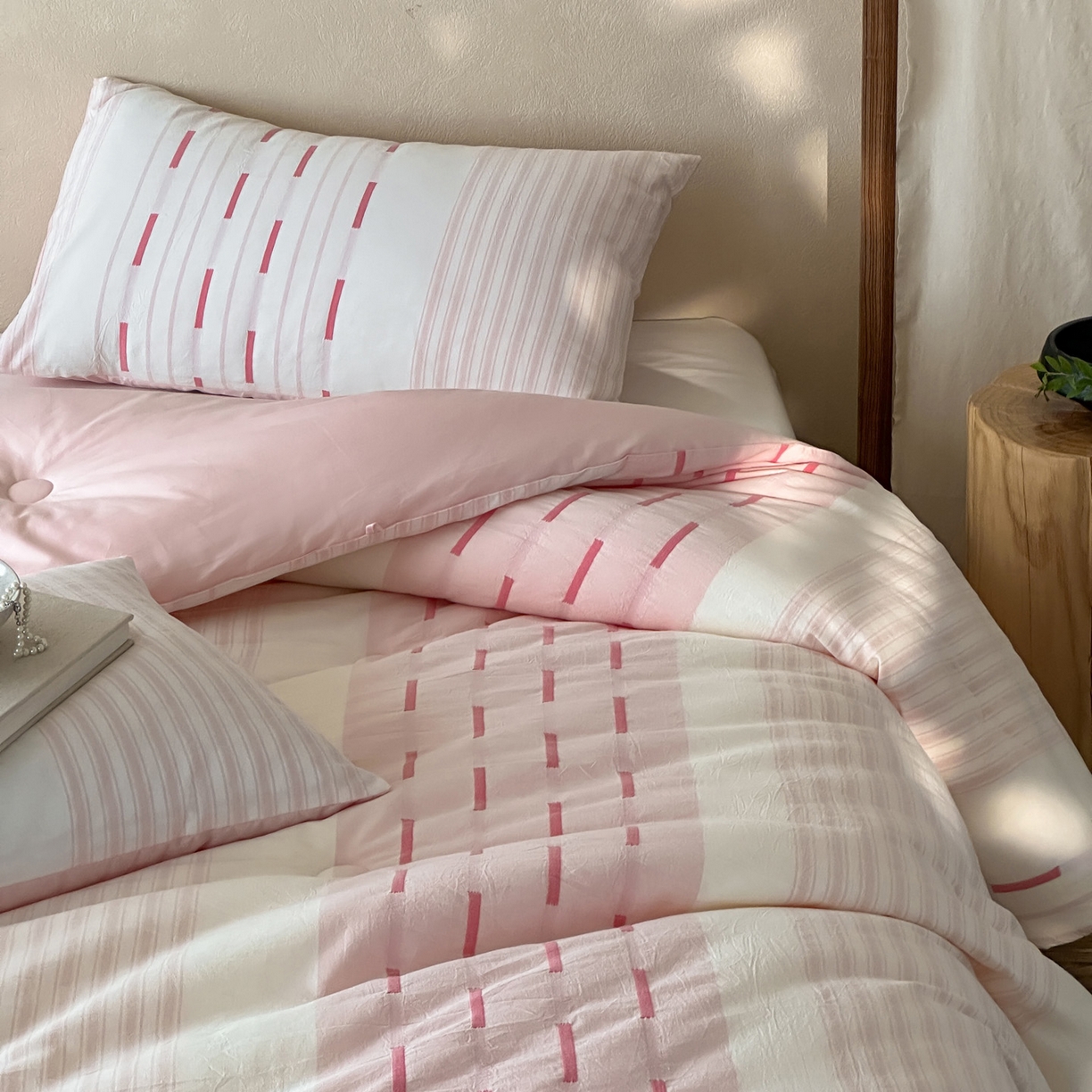 91家纺网 家纺一手货源 找家纺 一加一 2025新款全棉色织简约风艾阳绒抗菌被芯 桃之夭天