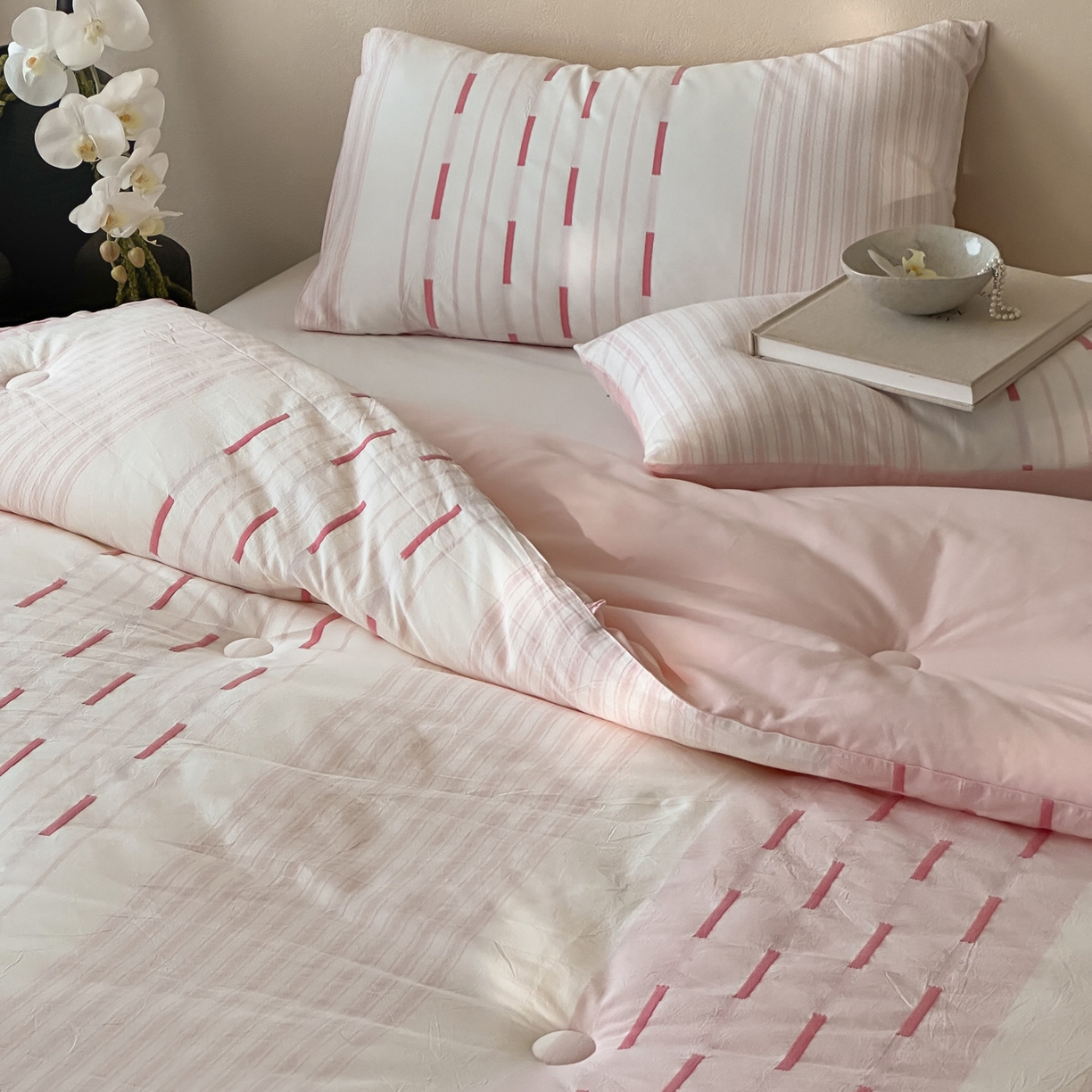 91家纺网 家纺一手货源 找家纺 一加一 2025新款全棉色织简约风艾阳绒抗菌被芯 桃之夭天