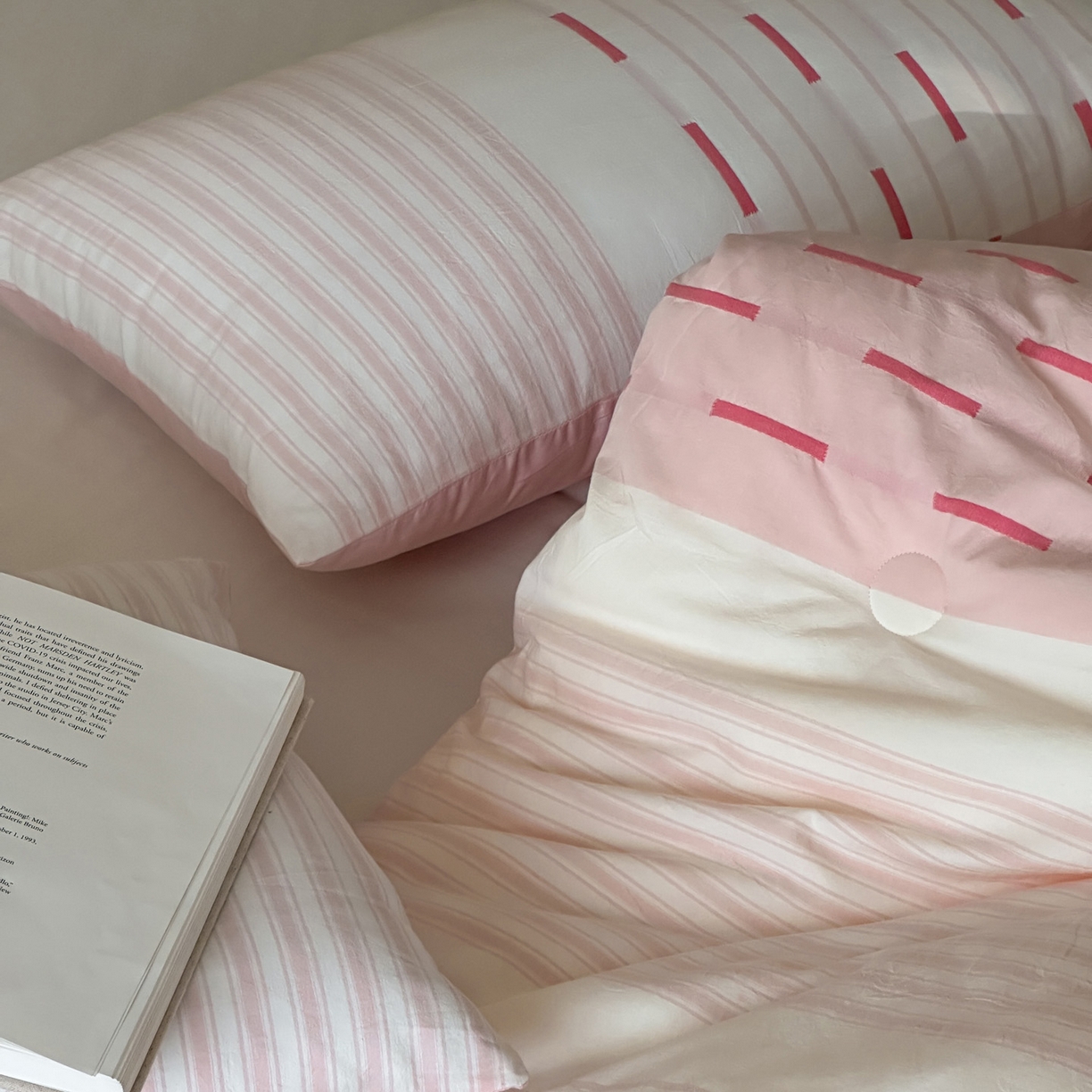 91家纺网 家纺一手货源 找家纺 一加一 2025新款全棉色织简约风艾阳绒抗菌被芯 桃之夭天