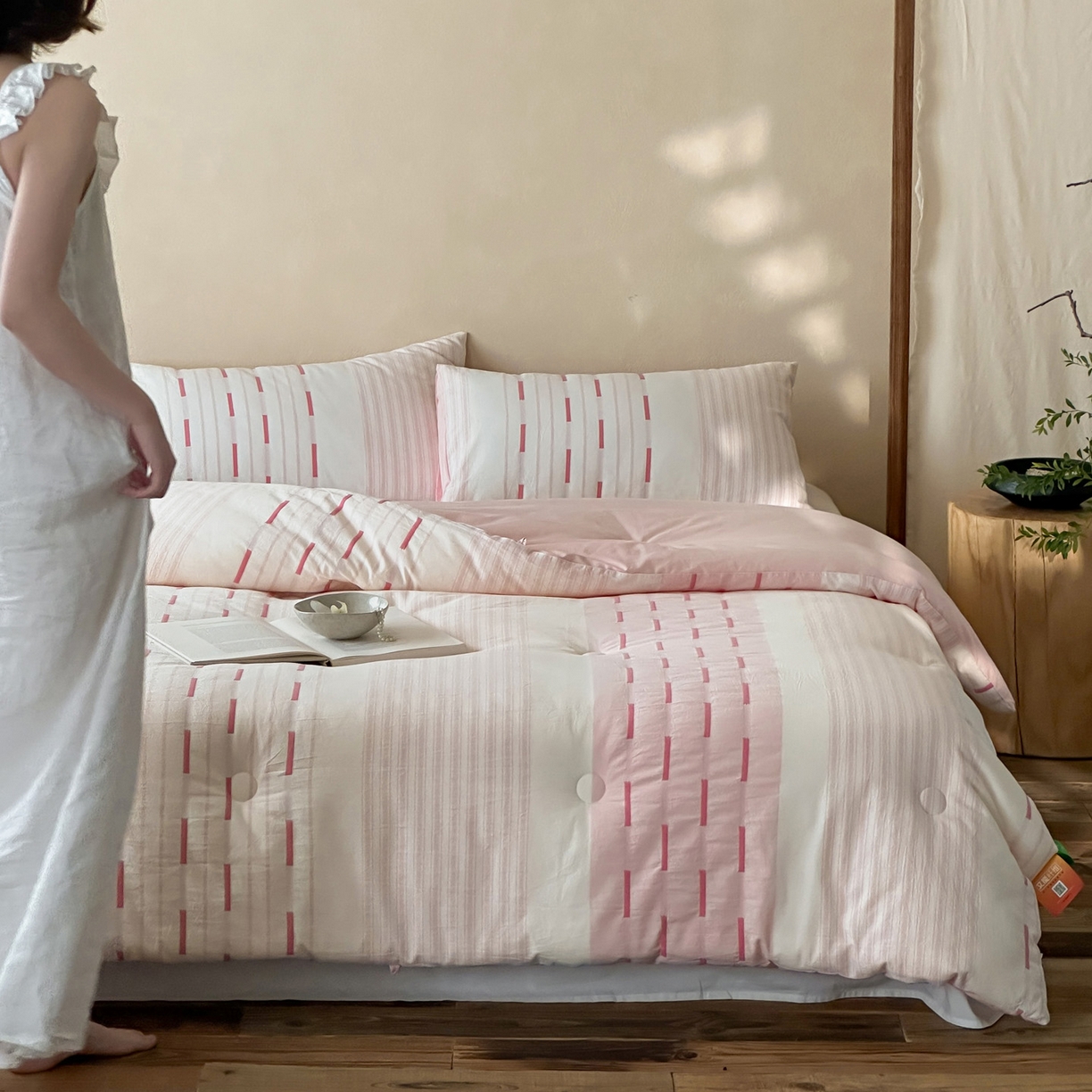 91家纺网 家纺一手货源 找家纺 一加一 2025新款全棉色织简约风艾阳绒抗菌被芯 桃之夭天