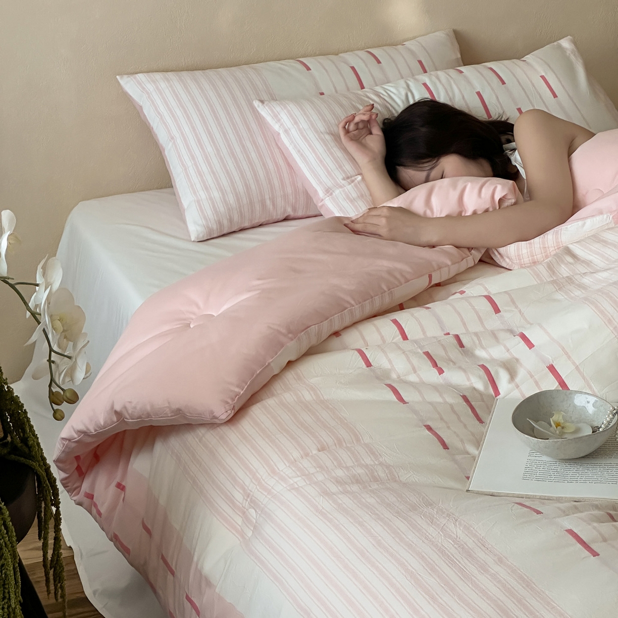 91家纺网 家纺一手货源 找家纺 一加一 2025新款全棉色织简约风艾阳绒抗菌被芯 桃之夭天