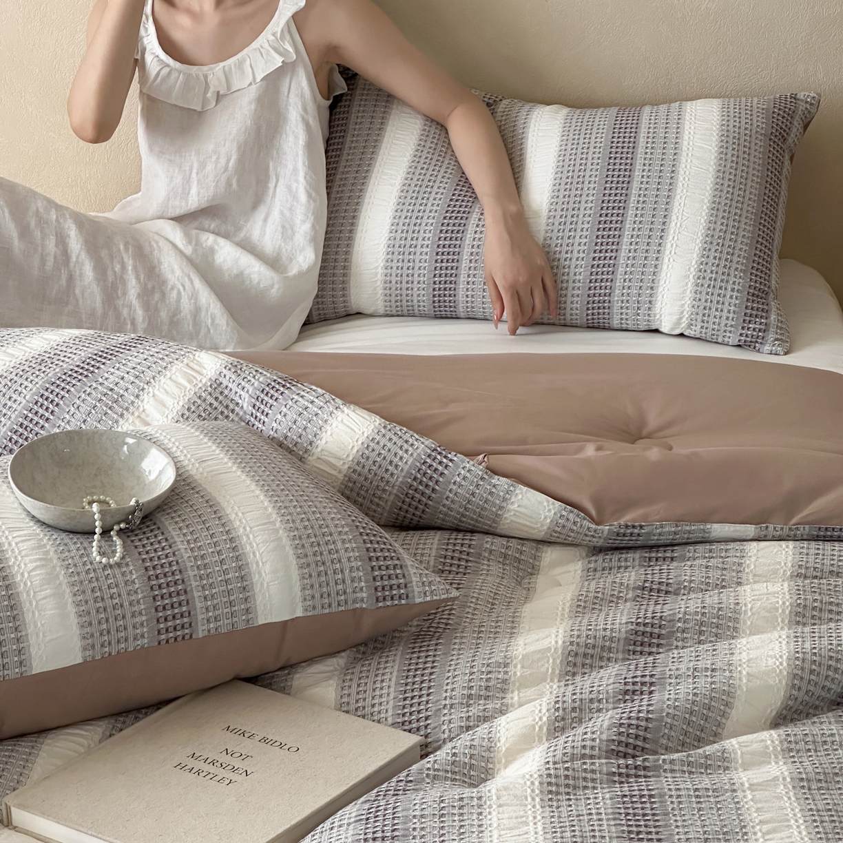 91家纺网 家纺一手货源 找家纺 一加一 2025新款全棉色织简约风艾阳绒抗菌被芯 悠然时光