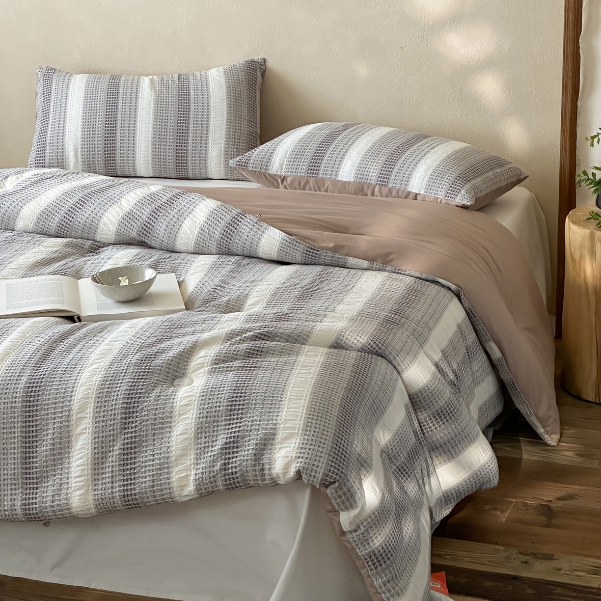 91家纺网 家纺一手货源 找家纺 一加一 2025新款全棉色织简约风艾阳绒抗菌被芯 悠然时光