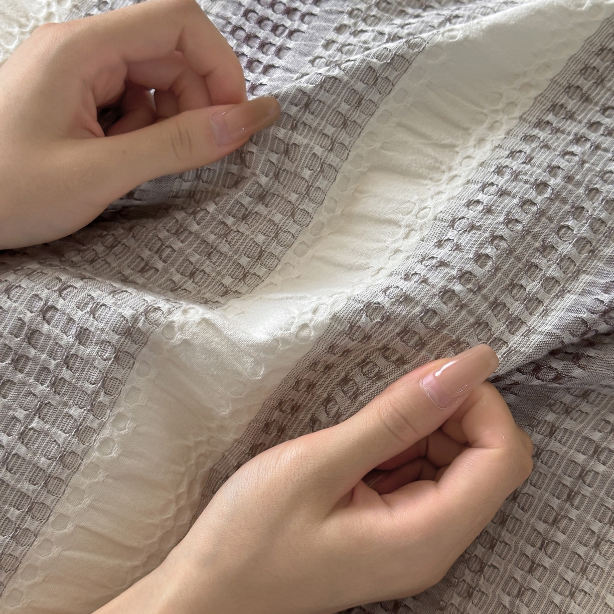 91家纺网 家纺一手货源 找家纺 一加一 2025新款全棉色织简约风艾阳绒抗菌被芯 悠然时光