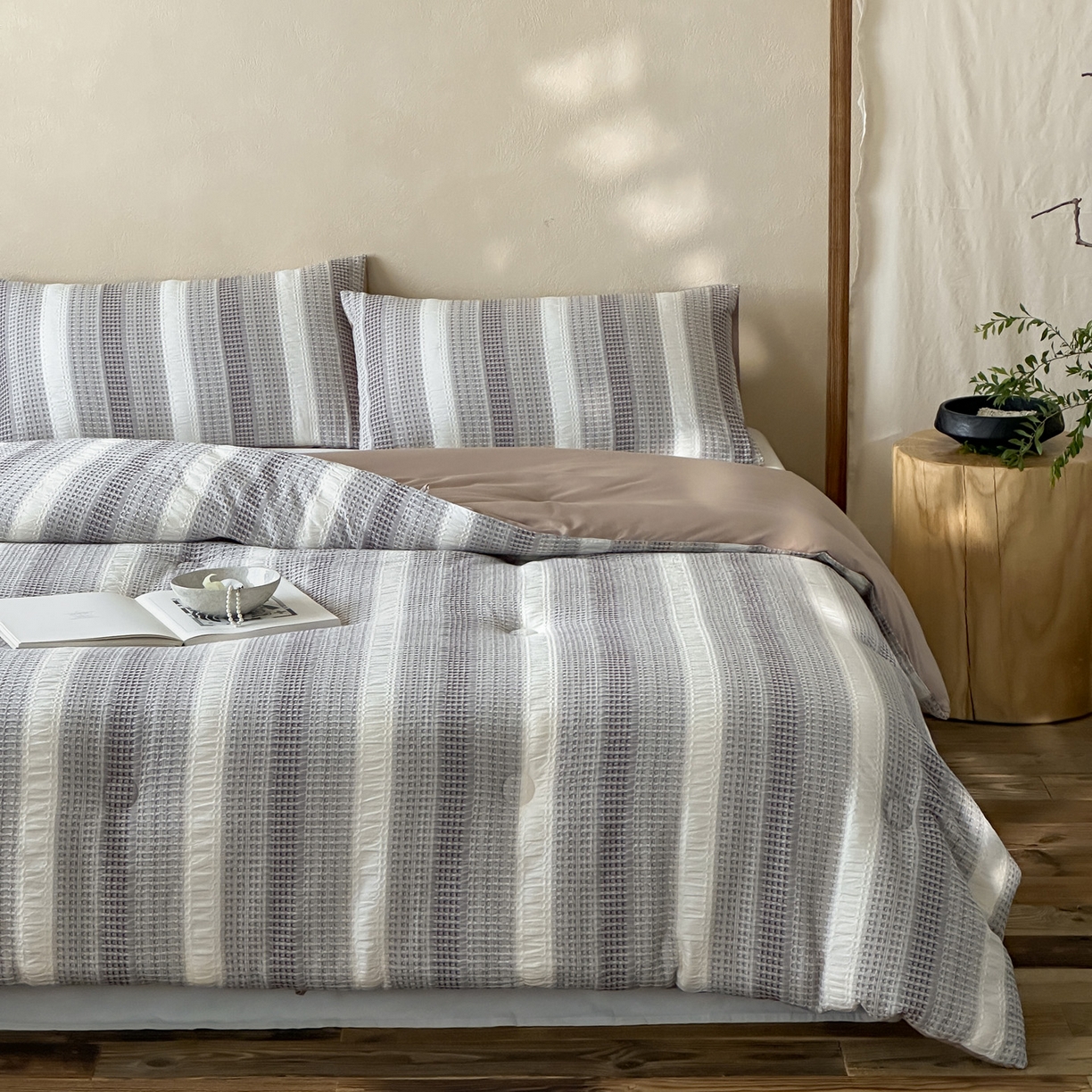 91家纺网 家纺一手货源 找家纺 一加一 2025新款全棉色织简约风艾阳绒抗菌被芯 悠然时光