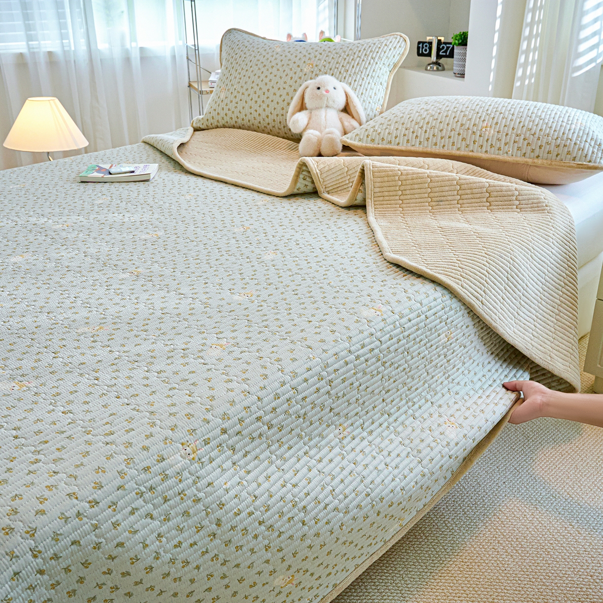 91家纺网 家纺一手货源 找家纺 X猫先生 2025新品棉加绒床盖一面全棉一面牛奶绒床盖炕盖加厚床单床垫四季款 春游兔兔（A棉B绒）