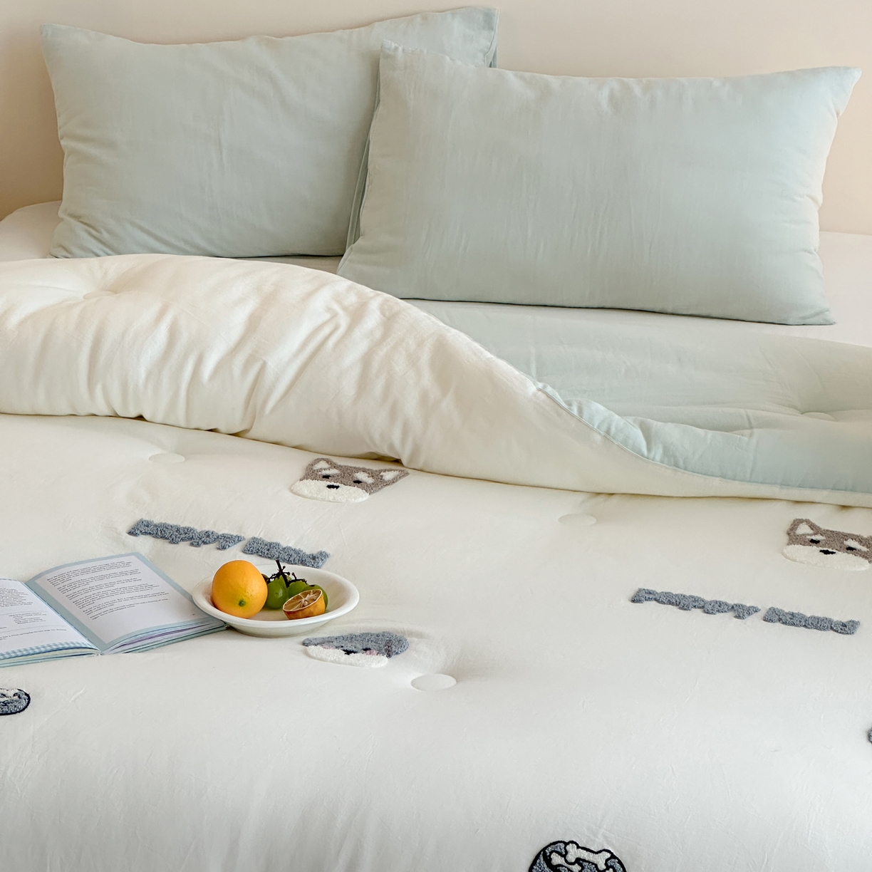 91家纺网 家纺一手货源 找家纺 一加一 2025新款全棉双层皱皱纱毛巾绣抗菌大豆被芯 快乐狗