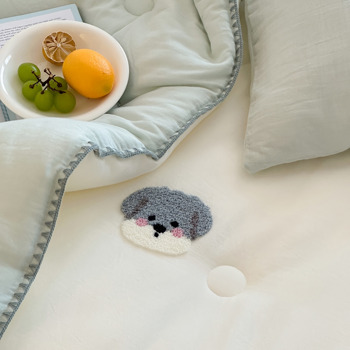 91家纺网 家纺一手货源 找家纺 一加一 2025新款全棉双层皱皱纱毛巾绣抗菌大豆被芯 快乐狗