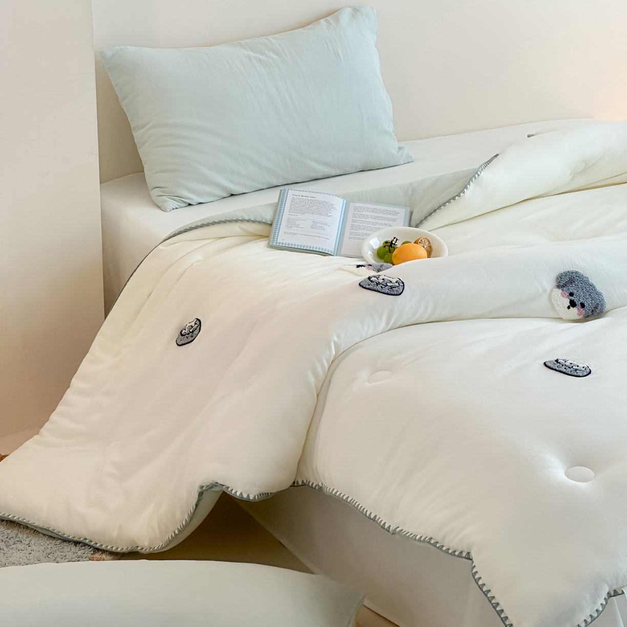 91家纺网 家纺一手货源 找家纺 一加一 2025新款全棉双层皱皱纱毛巾绣抗菌大豆被芯 快乐狗