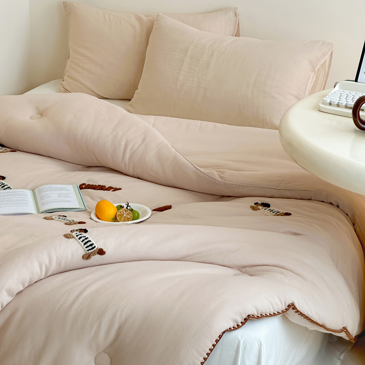 91家纺网 家纺一手货源 找家纺 一加一 2025新款全棉双层皱皱纱毛巾绣抗菌大豆被芯 腊肠狗