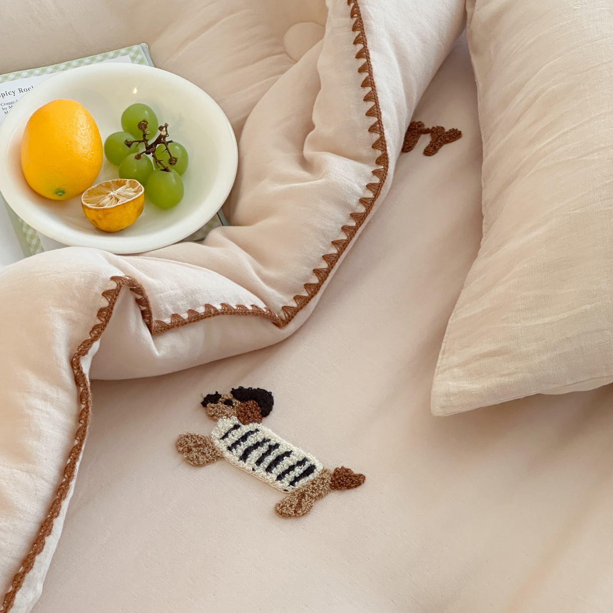 91家纺网 家纺一手货源 找家纺 一加一 2025新款全棉双层皱皱纱毛巾绣抗菌大豆被芯 腊肠狗