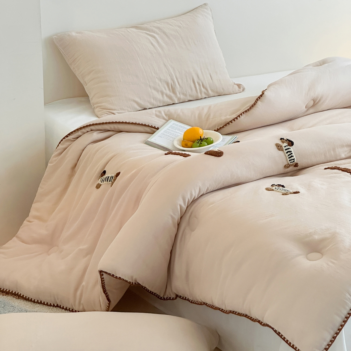 91家纺网 家纺一手货源 找家纺 一加一 2025新款全棉双层皱皱纱毛巾绣抗菌大豆被芯 腊肠狗