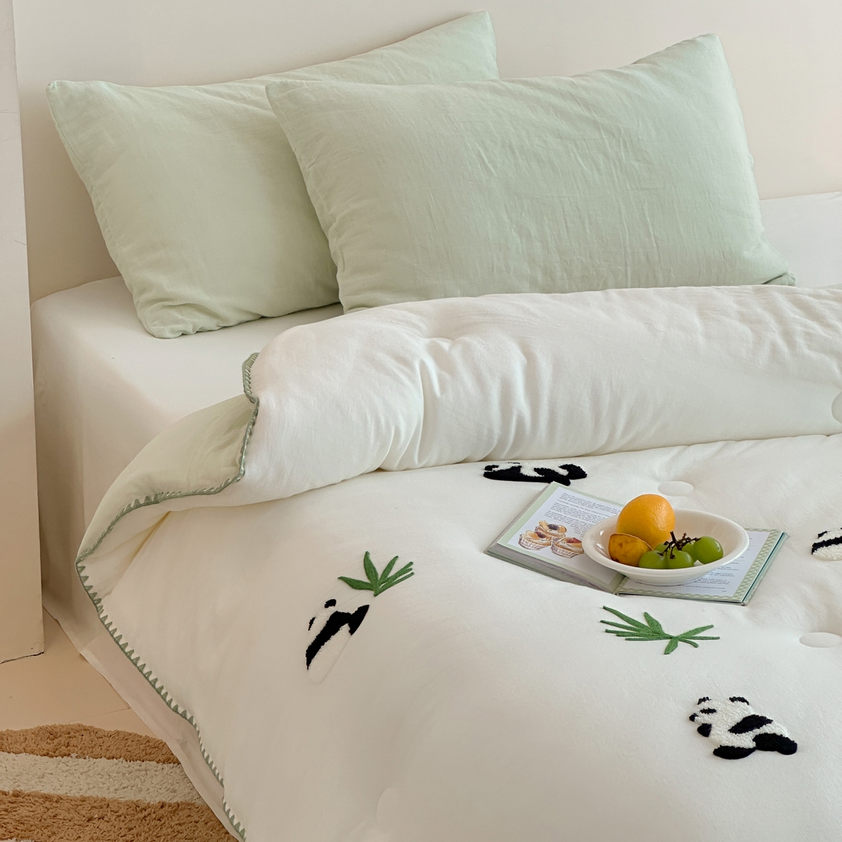 91家纺网 家纺一手货源 找家纺 一加一 2025新款全棉双层皱皱纱毛巾绣抗菌大豆被芯 熊猫派对