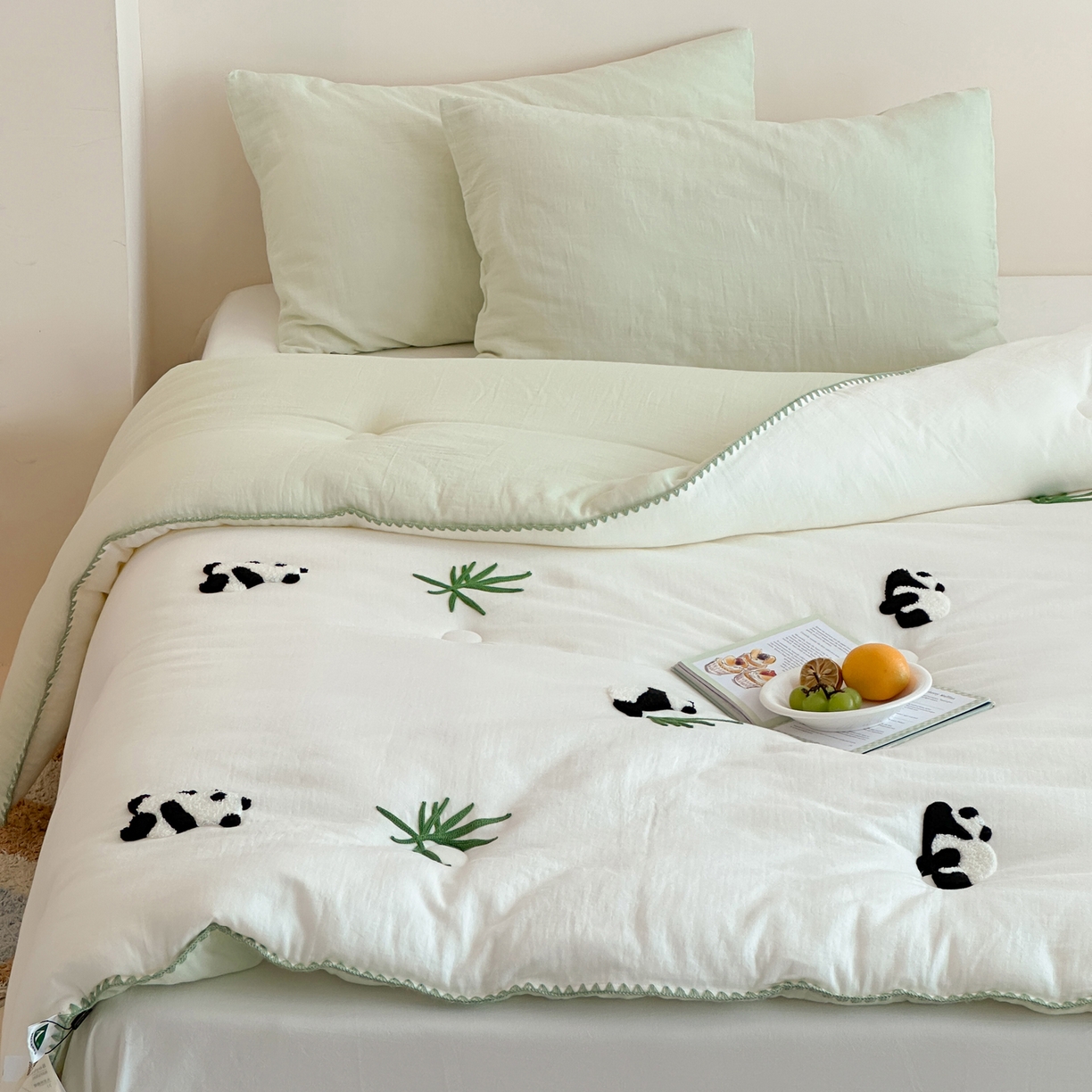 91家纺网 家纺一手货源 找家纺 一加一 2025新款全棉双层皱皱纱毛巾绣抗菌大豆被芯 熊猫派对