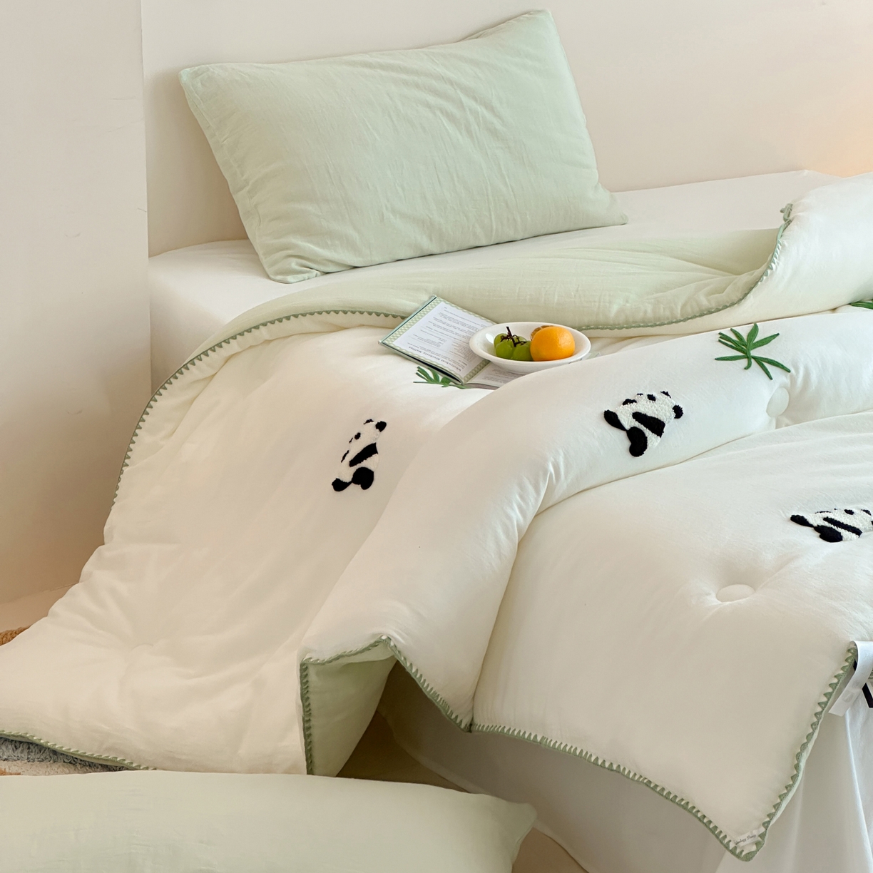 91家纺网 家纺一手货源 找家纺 一加一 2025新款全棉双层皱皱纱毛巾绣抗菌大豆被芯 熊猫派对