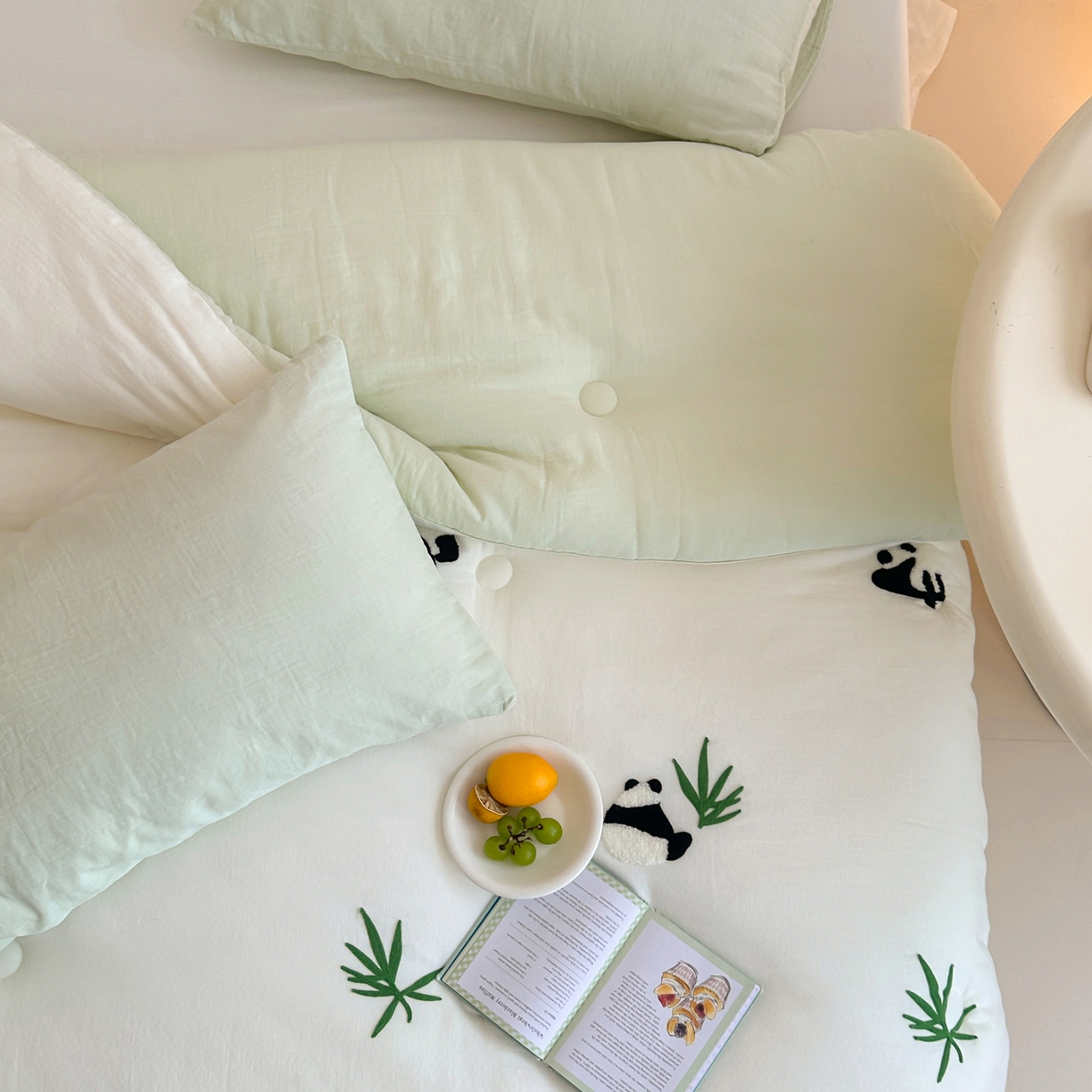 91家纺网 家纺一手货源 找家纺 一加一 2025新款全棉双层皱皱纱毛巾绣抗菌大豆被芯 熊猫派对