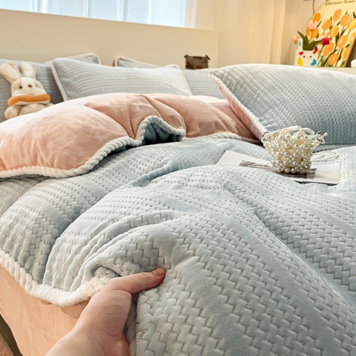 91家纺网 家纺一手货源 找家纺 蓝极人 2025新款成品提花包边牛奶绒四件套  提花-蓝粉