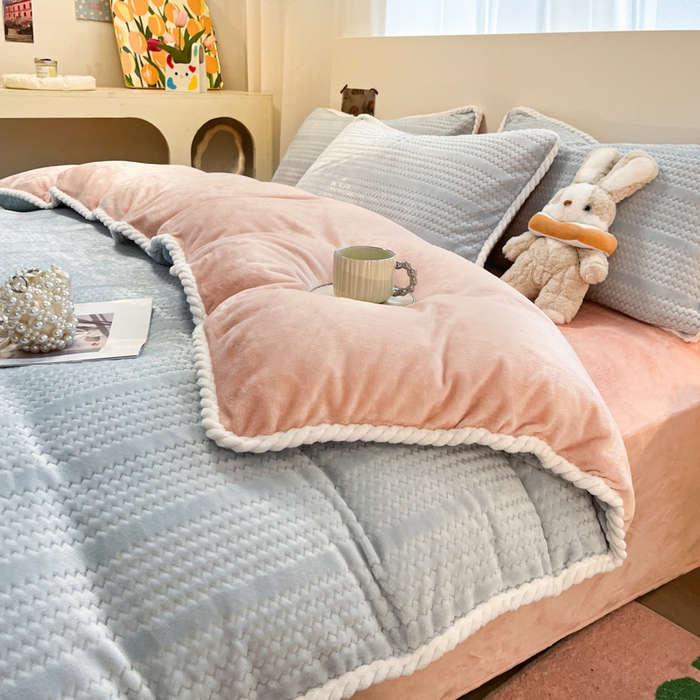 91家纺网 家纺一手货源 找家纺 蓝极人 2025新款成品提花包边牛奶绒四件套  提花-蓝粉