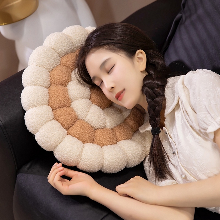 91家纺网 家纺一手货源 找家纺 （总）李帅家居 新款简约甜圈编织饼干坐垫抱枕靠垫拍照道具泰迪绒椅子垫