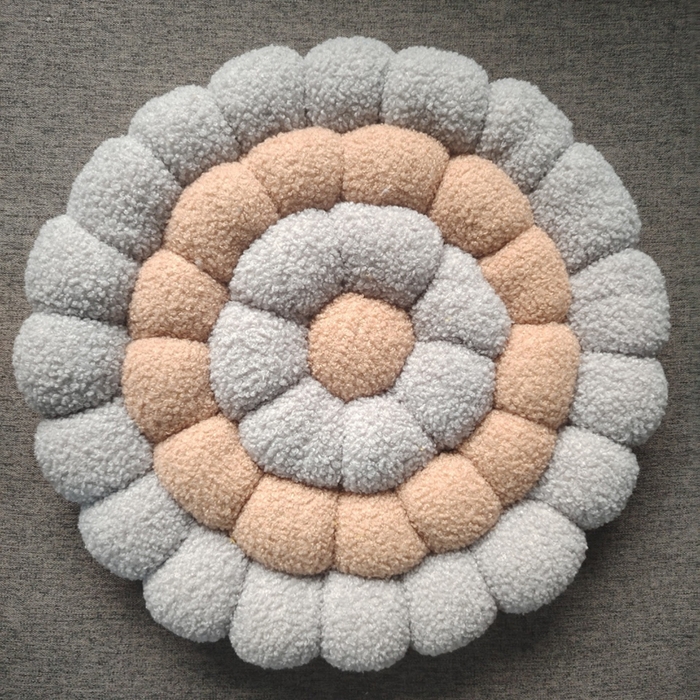 91家纺网 家纺一手货源 找家纺 （总）李帅家居 新款简约甜圈编织饼干坐垫抱枕靠垫拍照道具泰迪绒椅子垫