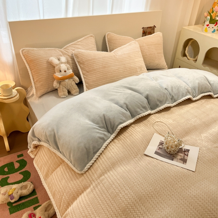 91家纺网 家纺一手货源 找家纺 蓝极人 2025新款成品提花包边牛奶绒四件套 提花-杏灰