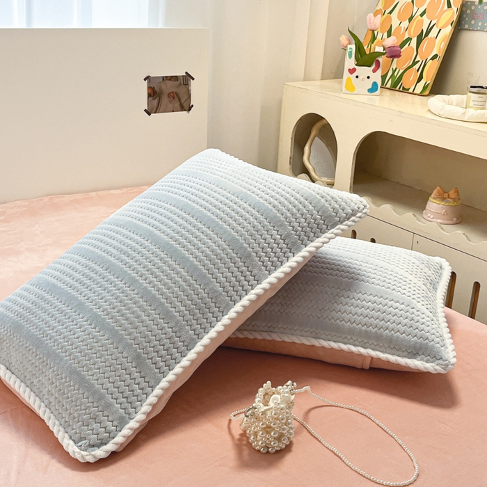 91家纺网 家纺一手货源 找家纺 酱子 2025新款成品提花包边牛奶绒四件套 提花-蓝粉