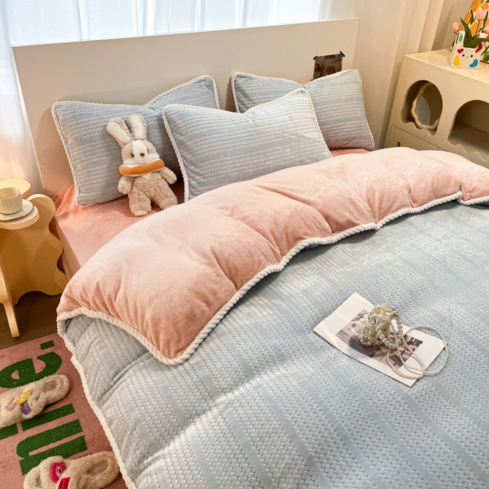 91家纺网 家纺一手货源 找家纺 酱子 2025新款成品提花包边牛奶绒四件套 提花-蓝粉