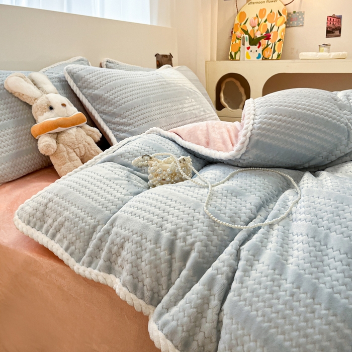 91家纺网 家纺一手货源 找家纺 酱子 2025新款成品提花包边牛奶绒四件套 提花-蓝粉