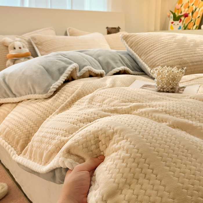 91家纺网 家纺一手货源 找家纺 酱子 2025新款成品提花包边牛奶绒四件套 提花-杏灰