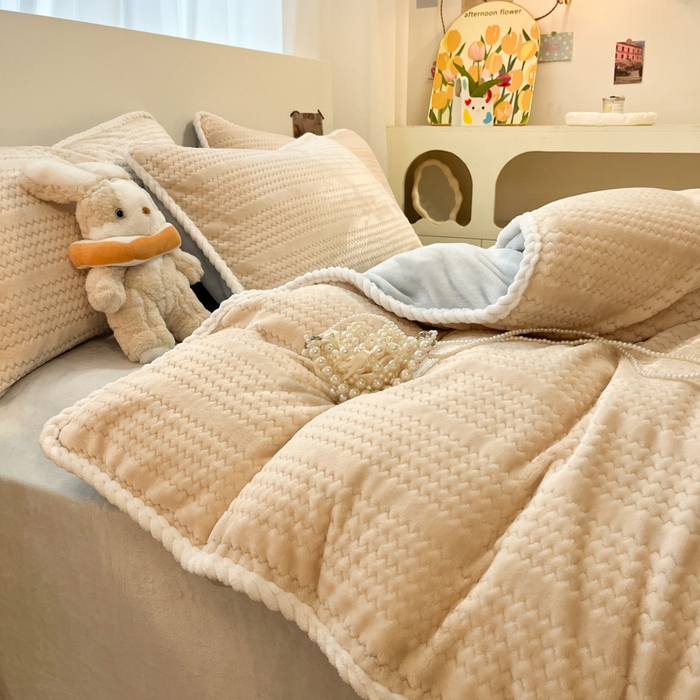 91家纺网 家纺一手货源 找家纺 酱子 2025新款成品提花包边牛奶绒四件套 提花-杏灰