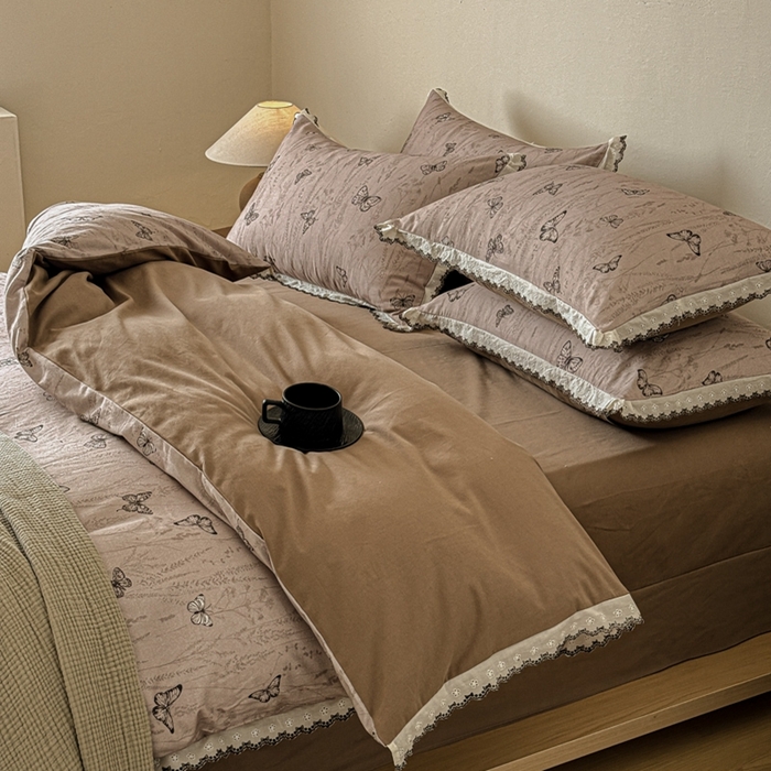 91家纺网 家纺一手货源 找家纺 舒慕家纺 2025新款全棉磨毛花边赫本风磨毛四件套（送高端包装） 梦蝶-咖