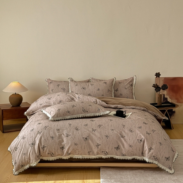 91家纺网 家纺一手货源 找家纺 舒慕家纺 2025新款全棉磨毛花边赫本风磨毛四件套（送高端包装） 梦蝶-咖