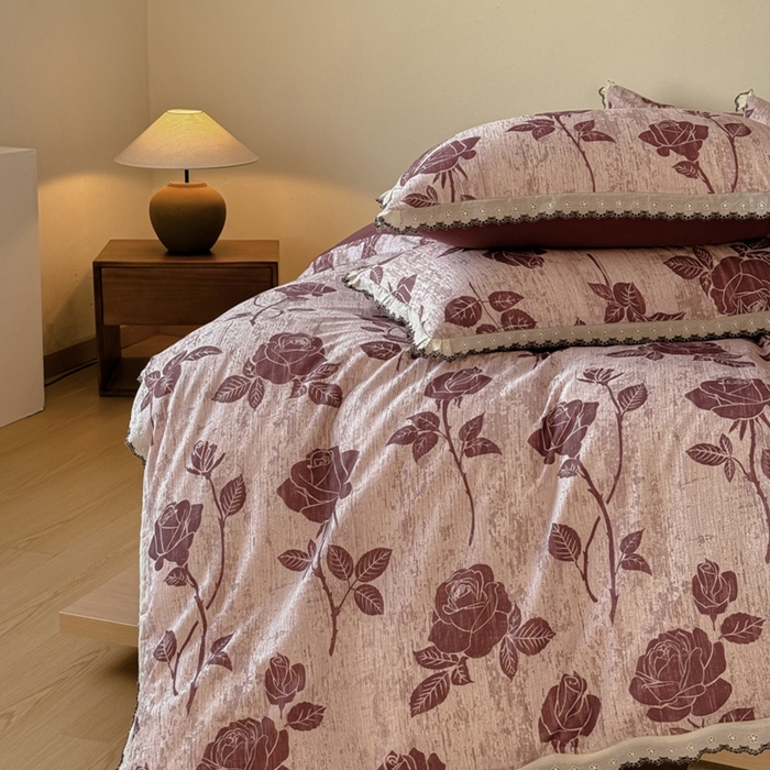 91家纺网 家纺一手货源 找家纺 舒慕家纺 2025新款全棉磨毛花边赫本风磨毛四件套（送高端包装） 岁月留声-红