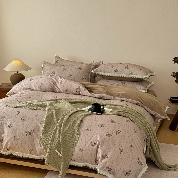 91家纺网 家纺一手货源 找家纺 舒慕家纺 2025新款全棉磨毛花边赫本风磨毛四件套（送高端包装） 梦蝶-咖