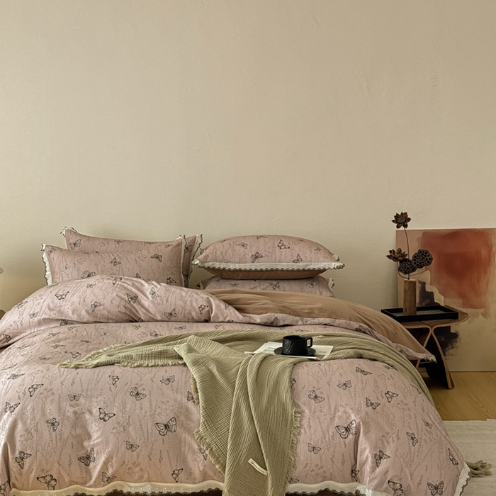 91家纺网 家纺一手货源 找家纺 舒慕家纺 2025新款全棉磨毛花边赫本风磨毛四件套（送高端包装） 梦蝶-咖