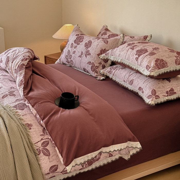 91家纺网 家纺一手货源 找家纺 舒慕家纺 2025新款全棉磨毛花边赫本风磨毛四件套（送高端包装） 岁月留声-红