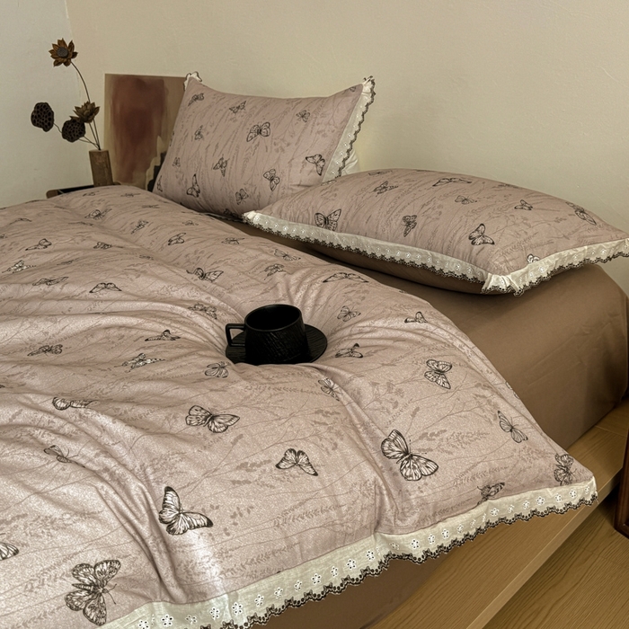 91家纺网 家纺一手货源 找家纺 舒慕家纺 2025新款全棉磨毛花边赫本风磨毛四件套（送高端包装） 梦蝶-咖