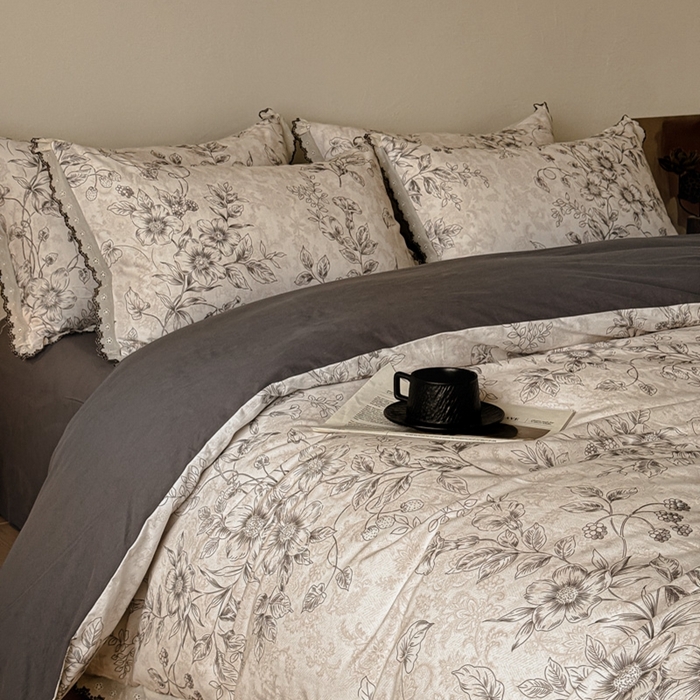 91家纺网 家纺一手货源 找家纺 舒慕家纺 2025新款全棉磨毛花边赫本风磨毛四件套（送高端包装） 花禧-灰