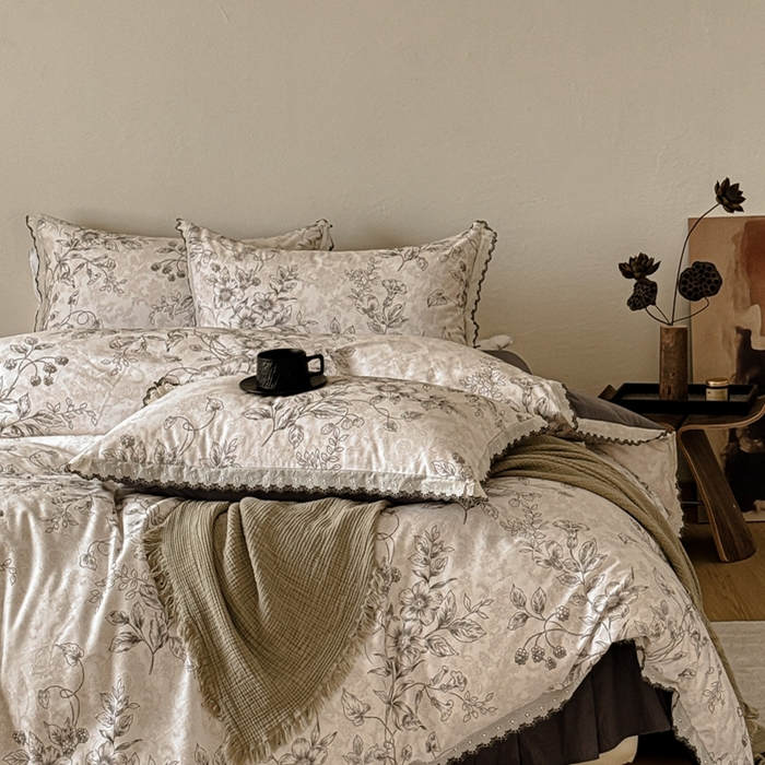 91家纺网 家纺一手货源 找家纺 舒慕家纺 2025新款全棉磨毛花边赫本风磨毛四件套（送高端包装） 花禧-灰