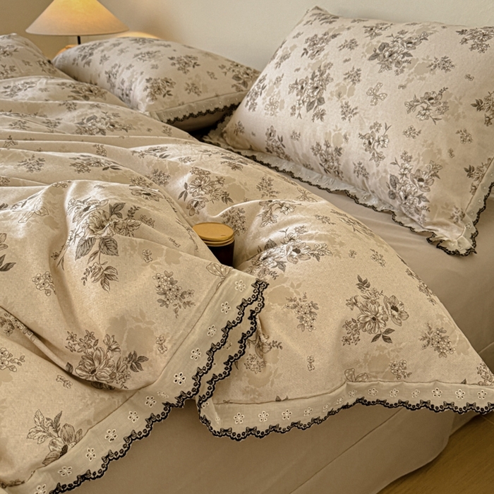 91家纺网 家纺一手货源 找家纺 舒慕家纺 2025新款全棉磨毛花边赫本风磨毛四件套（送高端包装） 雷雅 -米