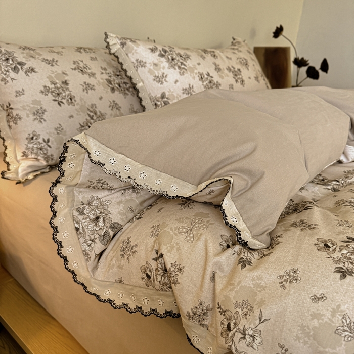 91家纺网 家纺一手货源 找家纺 舒慕家纺 2025新款全棉磨毛花边赫本风磨毛四件套（送高端包装） 雷雅 -米