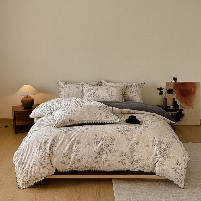 91家纺网 家纺一手货源 找家纺 舒慕家纺 2025新款全棉磨毛花边赫本风磨毛四件套（送高端包装） 花禧-灰