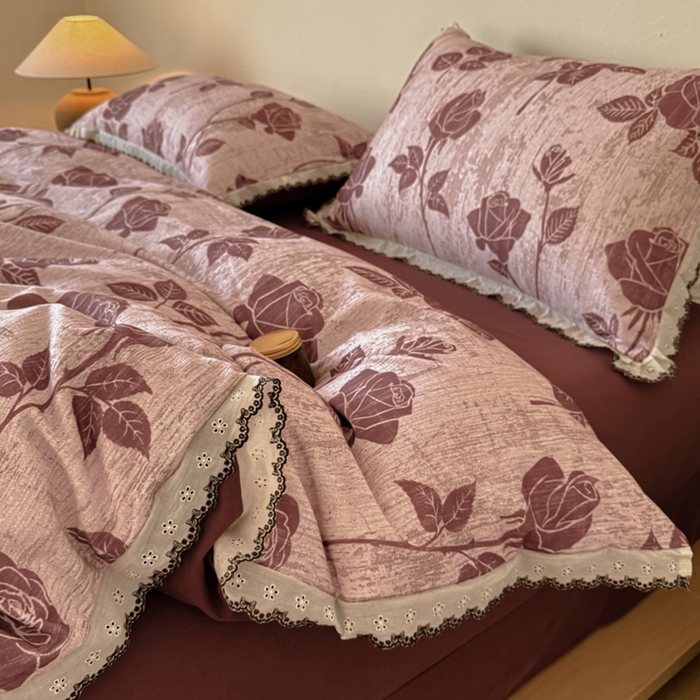 91家纺网 家纺一手货源 找家纺 舒慕家纺 2025新款全棉磨毛花边赫本风磨毛四件套（送高端包装） 岁月留声-红